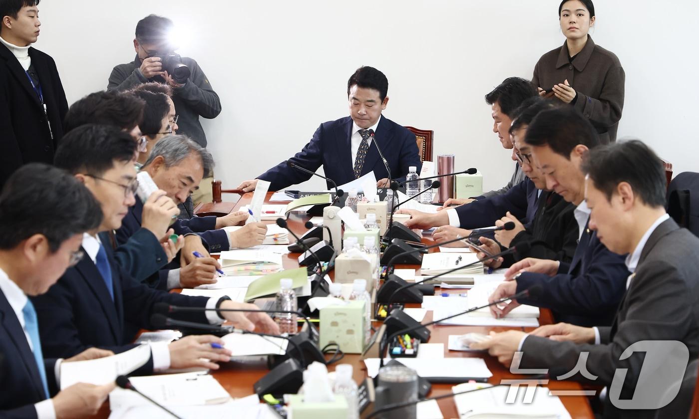본문 이미지 - 박정 예산결산특별위원회 예산안조정소위원장이 25일 오전 서울 여의도 국회에서 열린 예산결산특별위원회 예산안 등에 대한 조정소위원회에서 의사봉을 두드리고 있다. 2024.11.25/뉴스1 ⓒ News1 김민지 기자