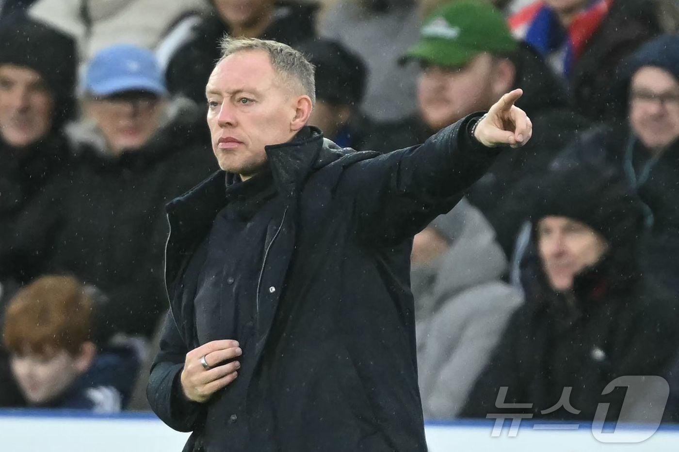 본문 이미지 - 스티브 쿠퍼 감독이 성적 부진으로 레스터 시티의 지휘봉을 내려놓았다. ⓒ AFP=뉴스1