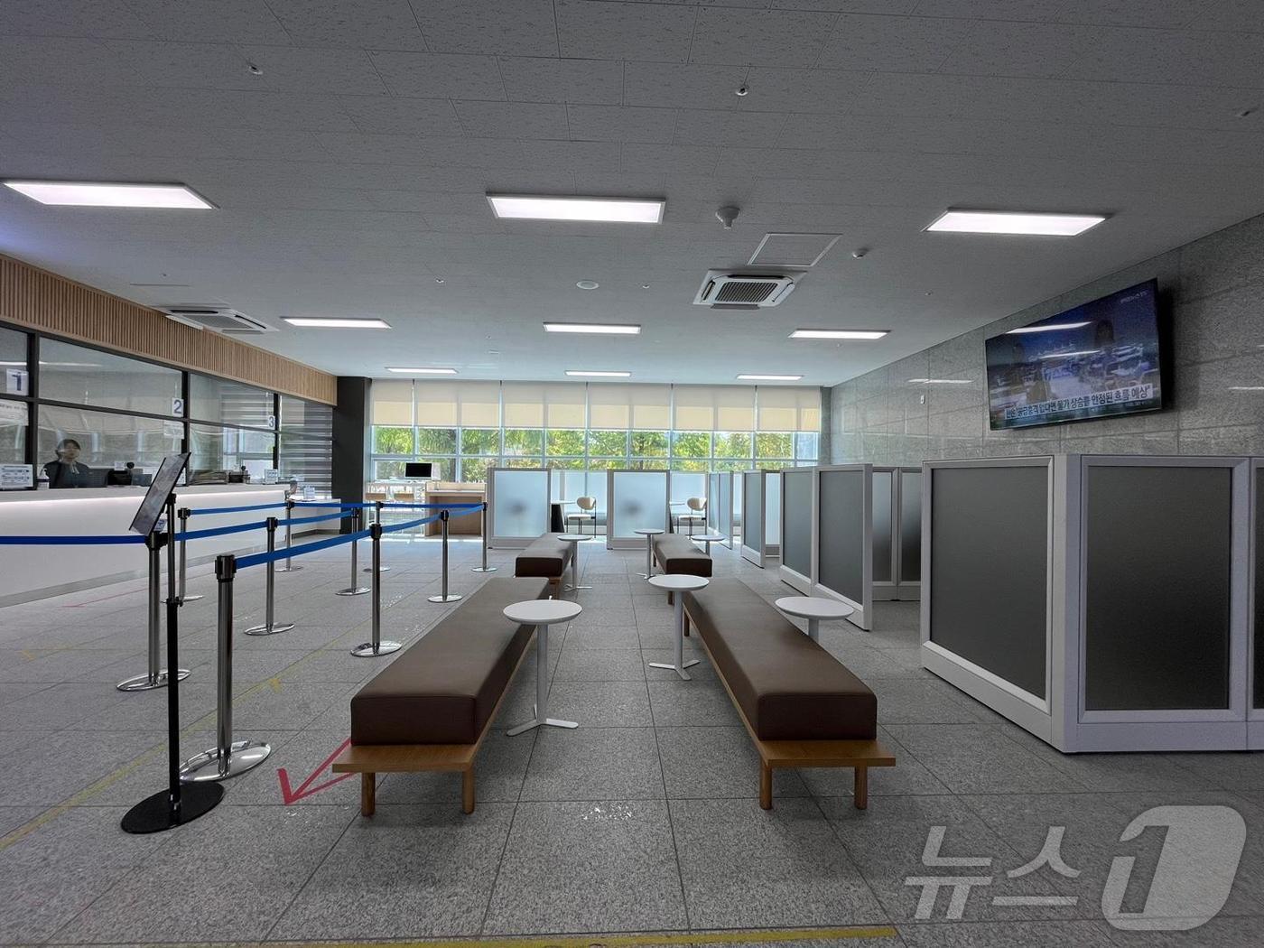 본문 이미지 -  정부대전청사 민원동 로비.