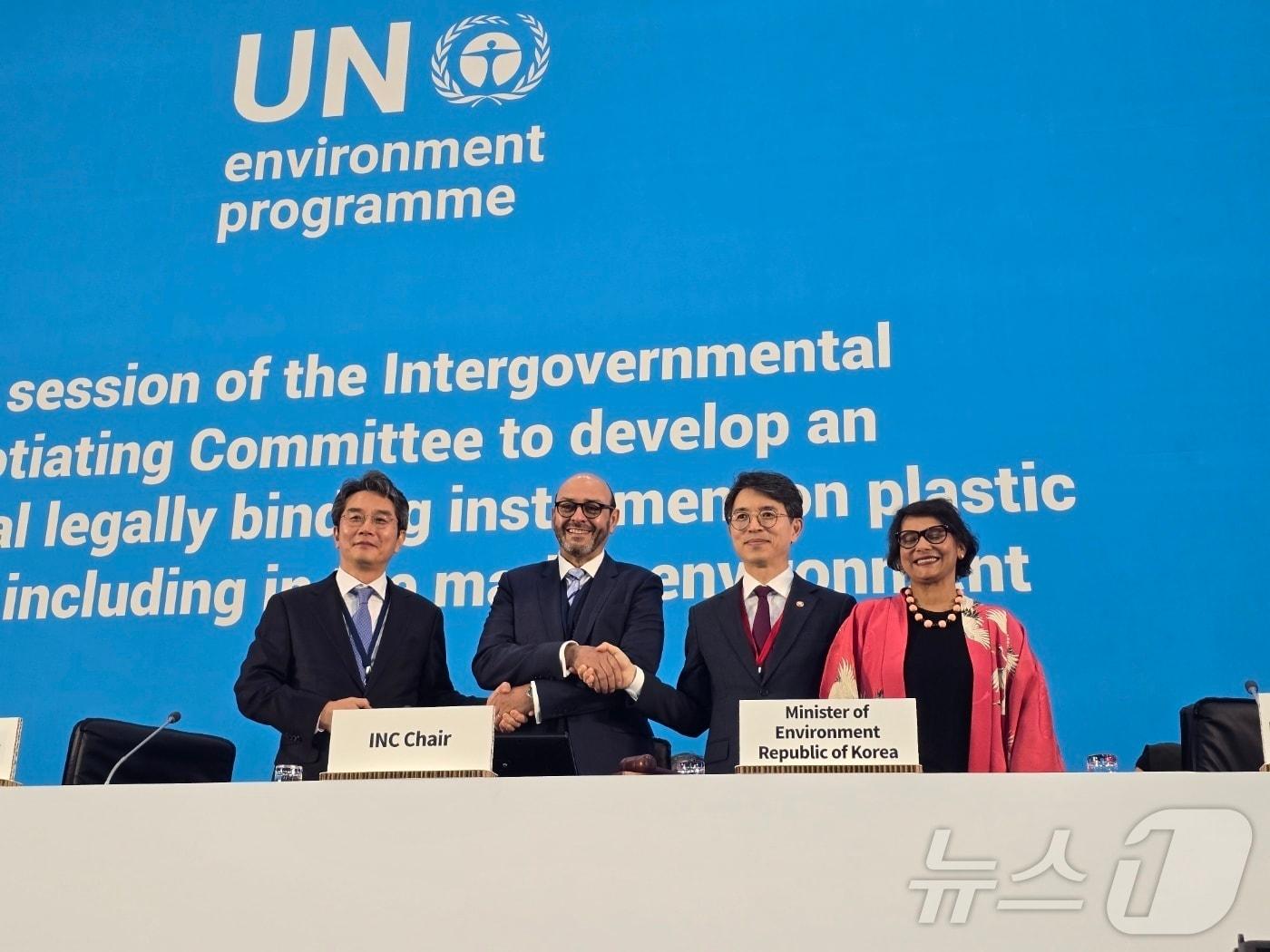 본문 이미지 - 김완섭 환경부장관과 잉거 안데르센 유엔환경계획(UNEP) 사무총장, 루이스 바야스 발비디에소 협상위 의장(주영국 에콰도르대사), 조홍식 기후환경대사 등이 25일 부산 벡스코에서 열린 유엔 플라스틱 오염 국제협약 제5차 정부간협상위원회(INC-5)에서 개회선언 전 대화하고 있다. 2024.11.25/뉴스1 ⓒ News1 황덕현 기후환경전문기자