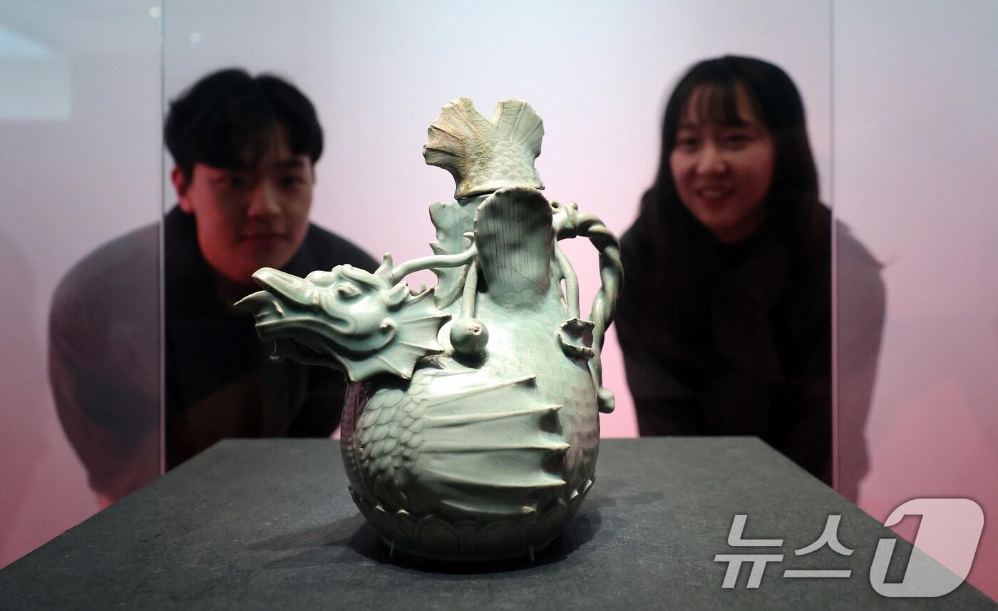 본문 이미지 - 25일 서울 용산구 국립중앙박물관 상설전시관 특별전시실에서 열린 고려 상형 청자를 조명하는 특별전 '푸른 세상을 빚다, 고려 상형 청자' 언론공개회에서 참석자들이 국보 '청자 어룡형 주전자'를 살펴보고 있다. 2024.11.25/뉴스1 ⓒ News1 박지혜 기자