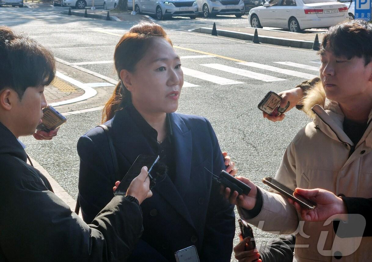 본문 이미지 - 윤석열 대통령 부부 공천개입 의혹을 제기한 강혜경 씨가 25일 오전 소환조사를 받기 위해 경남 창원시 성산구 창원지방검찰청으로 출석하고 있다. 2024.11.25/뉴스1 ⓒ News1 강정태 기자