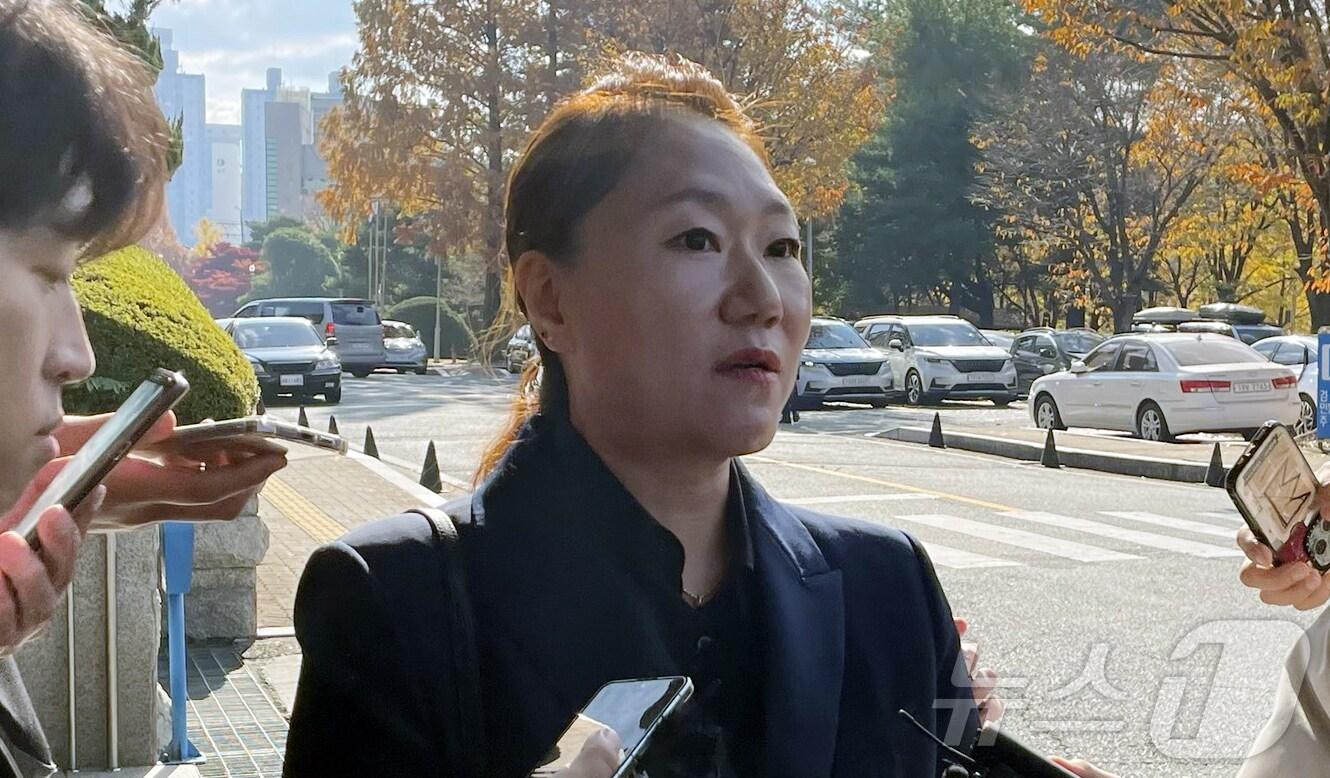 본문 이미지 - 윤석열 대통령 부부 공천개입 의혹을 제기한 강혜경 씨가 경남 창원시 성산구 창원지방검찰청으로 출석하고 있다. 2024.11.25/뉴스1 ⓒ News1 강정태 기자