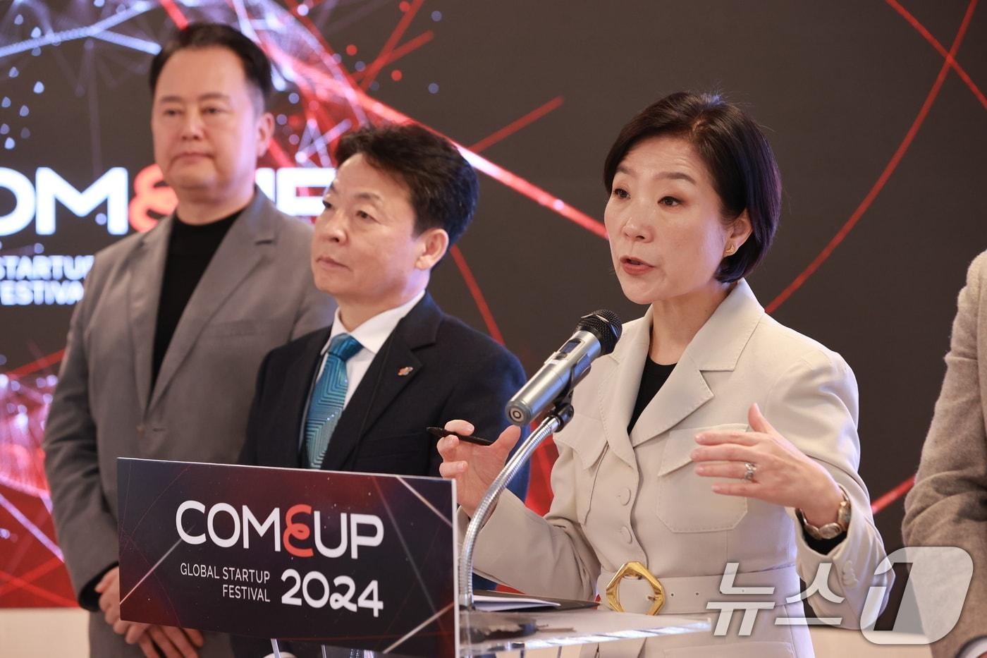 오영주 중소벤처기업부 장관이 25일 서울 강남구 글로벌스타트업센터&#40;GSC&#41;에서 스타트업 축제 &#39;컴업&#40;COMEUP&#41; 2024&#39; 주요 내용을 브리핑하고 있다. &#39;컴업 2024&#39;은 다음 달 11일부터 12일까지 서울 코엑스에서 열린다. 올해 컴업에는 해외 40여개국에서 150여개 스타트업과 투자자 등이 참석할 예정이다. &#40;중소벤처기업부 제공&#41; 2024.11.25/뉴스1