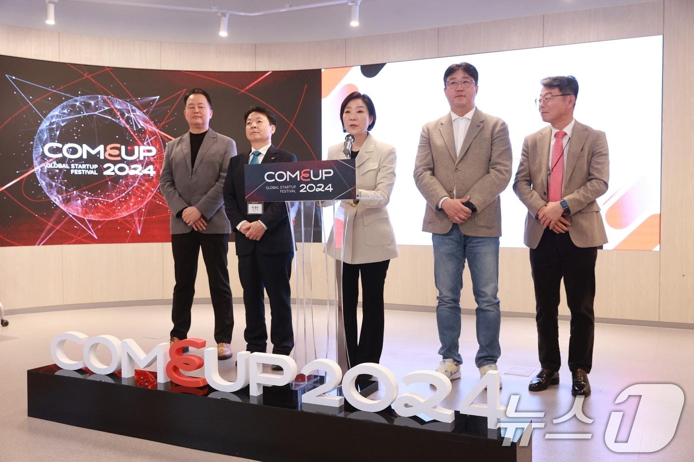 오영주 중소벤처기업부 장관이 25일 서울 강남구 글로벌스타트업센터(GSC)에서 스타트업 축제 '컴업(COMEUP) 2024' 주요 내용을 브리핑하고 있다. '컴업 2024'은 다음 달 11일부터 12일까지 서울 코엑스에서 열린다. 올해 컴업에는 해외 40여개국에서 150여개 스타트업과 투자자 등이 참석할 예정이다. (중소벤처기업부 제공) 2024.11.25/뉴스1