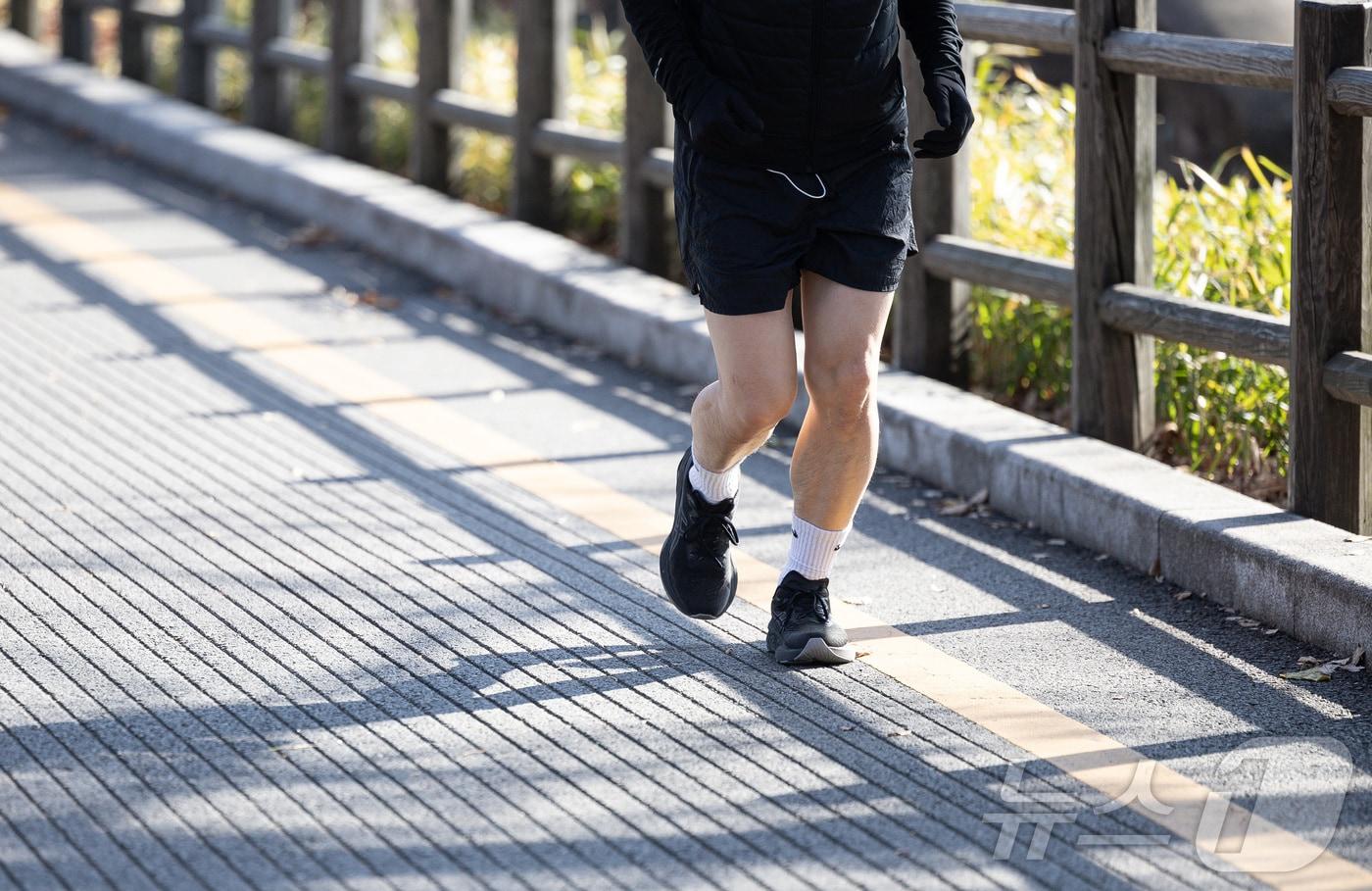 서울 용산구 남산에서 얇은 옷차림을 입은 시민이 러닝을 하고 있다. <자료사진> ⓒ News1 이재명 기자