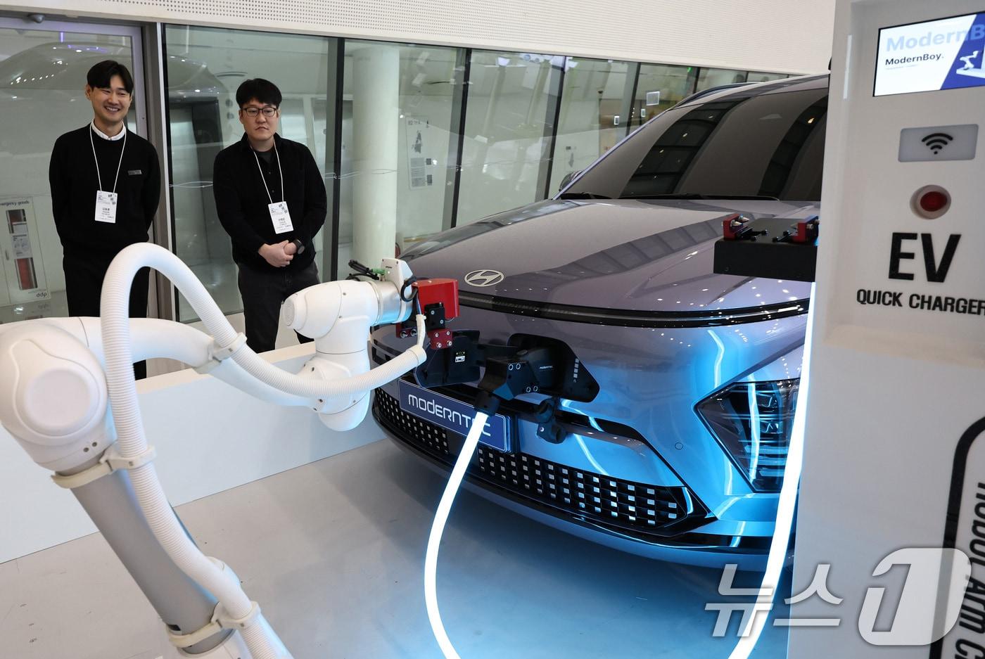 서울 동대문디자인플라자(DDP) 아트홀에서 열린 '2024 서울 기후테크 컨퍼런스'에서 참관객들이 전기차 충전 로봇의 시연을 보고 있다.ⓒ News1 구윤성 기자