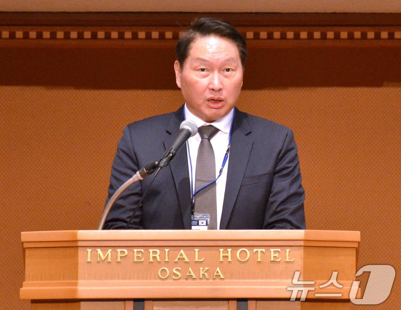 본문 이미지 - 최태원 대한상의 회장이 25일 일본 오사카 임페리얼 호텔에서 열린 ‘제13회 한일상공회의소 회장단 회의’에서 개회사를 하고 있다. &#40;대한상공회의소 제공&#41; 2024.11.25/뉴스1