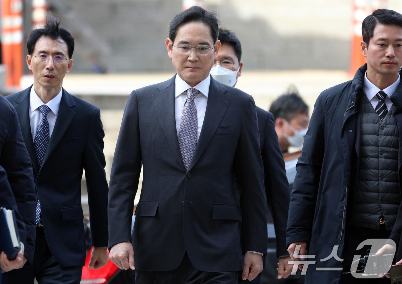 이재용 삼성전자 회장이 25일 서울 서초구 서울중앙지방법원에서 열린 '경영권 불법 승계' 의혹 자본시장과금융투자업에관한법률위반등 2심 공판에 출석하고 있다. 2024.11.25/뉴스1 ⓒ News1 김명섭 기자