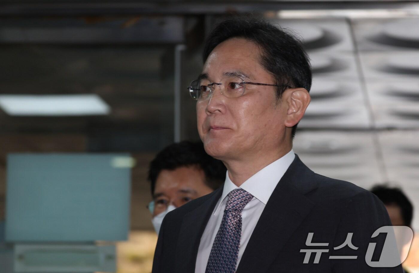 이재용 삼성전자 회장이 지난해 11월 25일 서울 서초구 서울중앙지방법원에서 열린 &#39;경영권 불법 승계&#39; 의혹 자본시장과금융투자업에관한법률위반등 2심 공판에 출석하고 있다. 2024.11.25/뉴스1 ⓒ News1 김명섭 기자