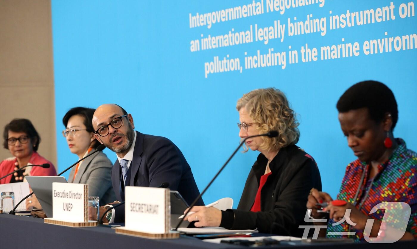 부산 해운대구 벡스코 제1전시장에서 열린 유엔 플라스틱 오염 국제협약 제5차 정부간협상위원회&#40;INC-5&#41; 공식 개막 기자회견에서 루이스 바야스 발비디에소 협상위 의장이 발언하고 있다. ⓒ News1 윤일지 기자