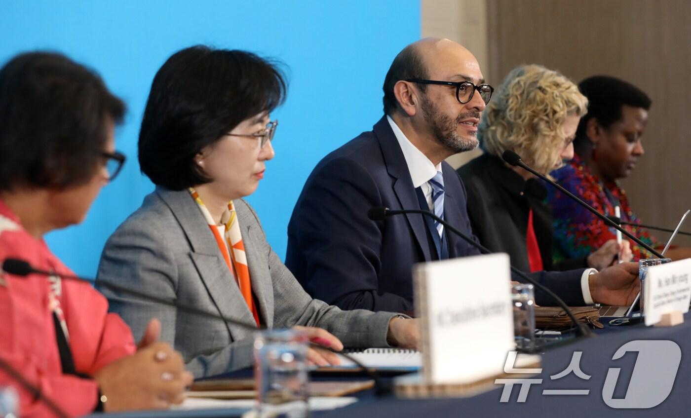 11월 25일 오후 부산 해운대구 벡스코 제1전시장에서 열린 유엔 플라스틱 오염 국제협약 제5차 정부간협상위원회&#40;INC-5&#41; 공식 개막 기자회견에서 루이스 바야스 발비디에소 협상위 의장이 발언하고 있다. ⓒ News1 윤일지 기자