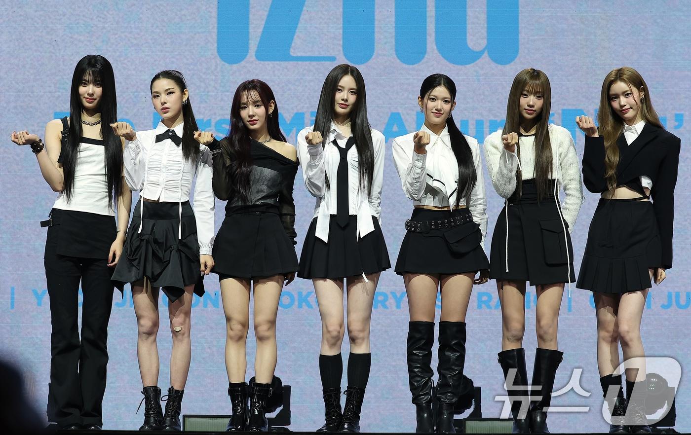 걸그룹 izna(이즈나)의 코코(왼쪽부터), 마이, 유사랑, 방지민, 윤지윤, 최정은, 정세비 2024.11.25/뉴스1 ⓒ News1 김진환 기자