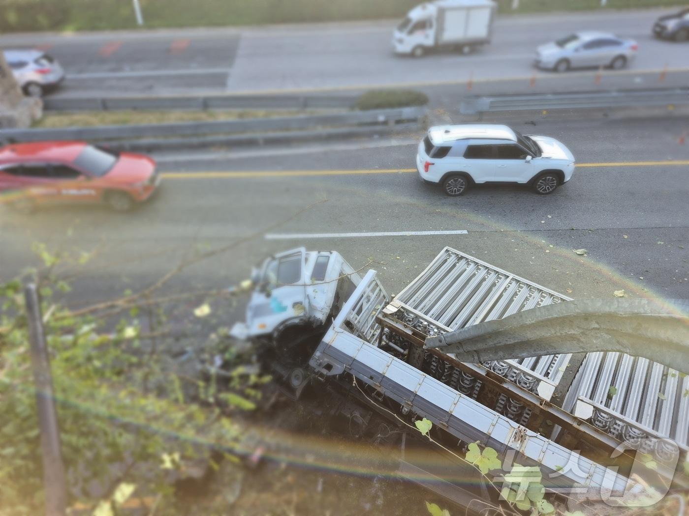 본문 이미지 - 25일 오전 부산 기장군 트럭 옹벽 추락사고 발생 현장(부산경찰청 제공)