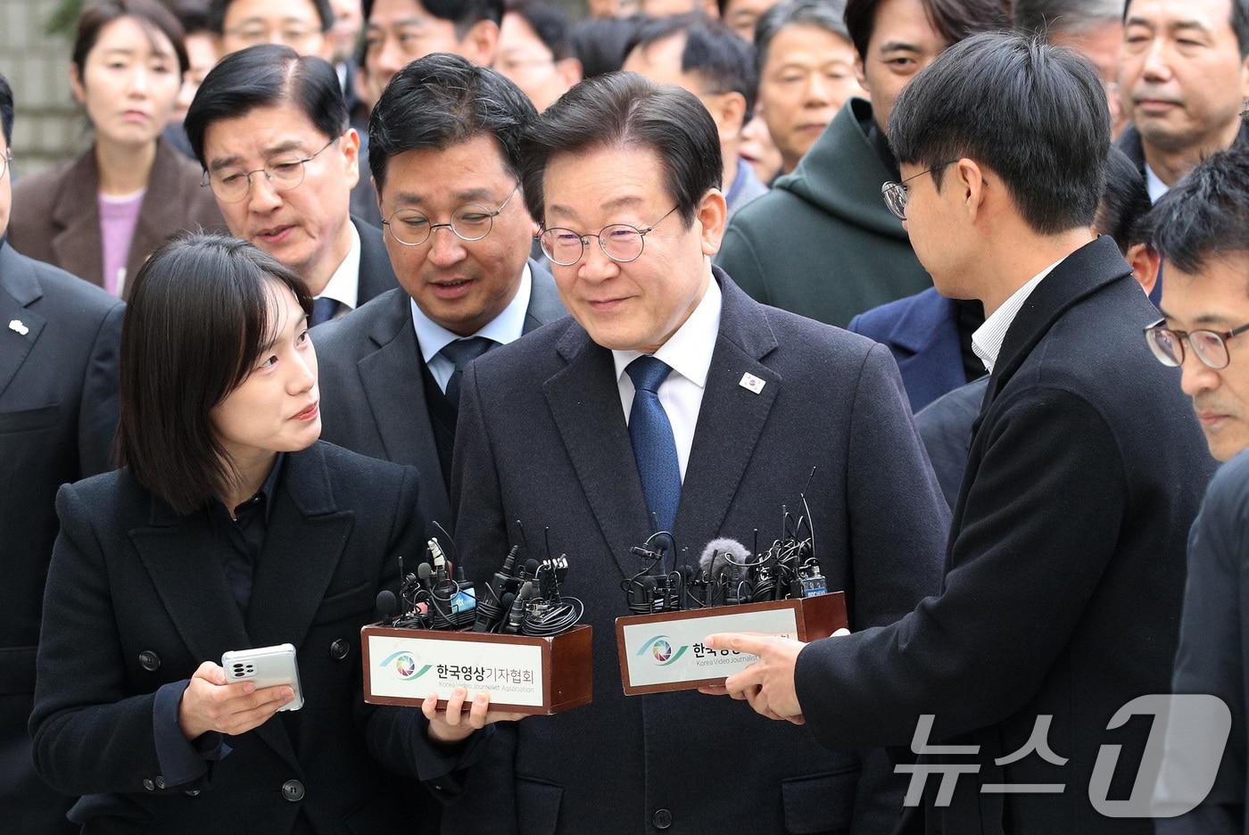 본문 이미지 - 위증교사 혐의로 재판을 받는 이재명 더불어민주당 대표가 25일 서울 서초구 중앙지방법원에서 열린 1심 선고 공판에 출석하고 있다. 2024.11.25/뉴스1 ⓒ News1 사진공동취재단