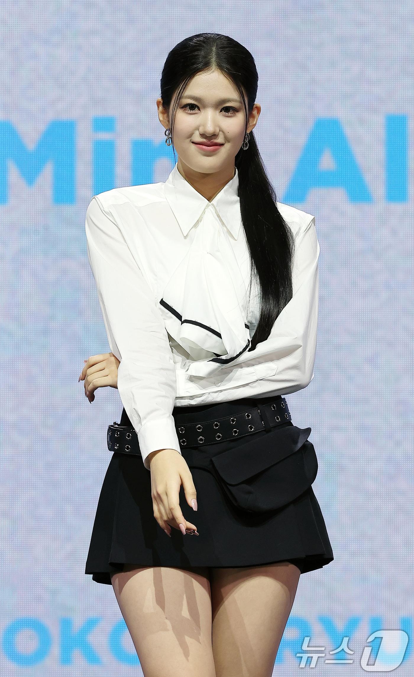 본문 이미지 - 걸그룹 izna(이즈나)의 윤지윤ⓒ News1 김진환 기자