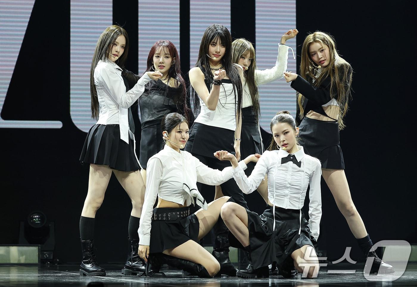 걸그룹 izna(이즈나)가 25일 오후 서울 광진구 예스24라이브홀에서 열린 첫 번째 미니앨범 ‘N/a’ 발매 기념 쇼케이스에서 열정적인 무대를 펼치고 있다. 이즈나는 Mnet 걸그룹 데뷔 서바이벌 ‘아이랜드2’를 통해 데뷔하며, 타이틀곡 'IZNA'는 세상 모두를 놀라게 하겠다는 포부를 느낄 수 있는 곡이다. 2024.11.25/뉴스1 ⓒ News1 김진환 기자