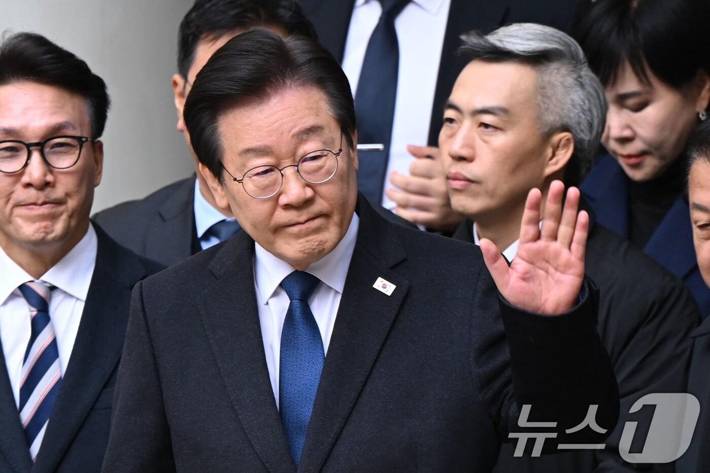 본문 이미지 - 이재명 더불어민주당 대표가 25일 서울 서초구 중앙지방법원에서 위증교사 혐의 재판 1심 선고 무죄 판결을 받은 후 법원을 나서고 있다. 2024.11.25/뉴스1 ⓒ News1 사진공동취재단
