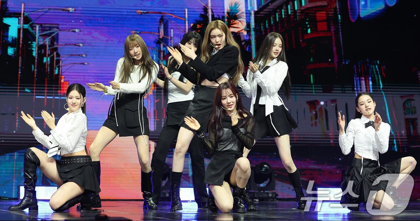 걸그룹 izna(이즈나)가 25일 오후 서울 광진구 예스24라이브홀에서 열린 첫 번째 미니앨범 ‘N/a’ 발매 기념 쇼케이스에서 열정적인 무대를 펼치고 있다. 이즈나는 Mnet 걸그룹 데뷔 서바이벌 ‘아이랜드2’를 통해 데뷔하며, 타이틀곡 'IZNA'는 세상 모두를 놀라게 하겠다는 포부를 느낄 수 있는 곡이다. 2024.11.25/뉴스1 ⓒ News1 김진환 기자