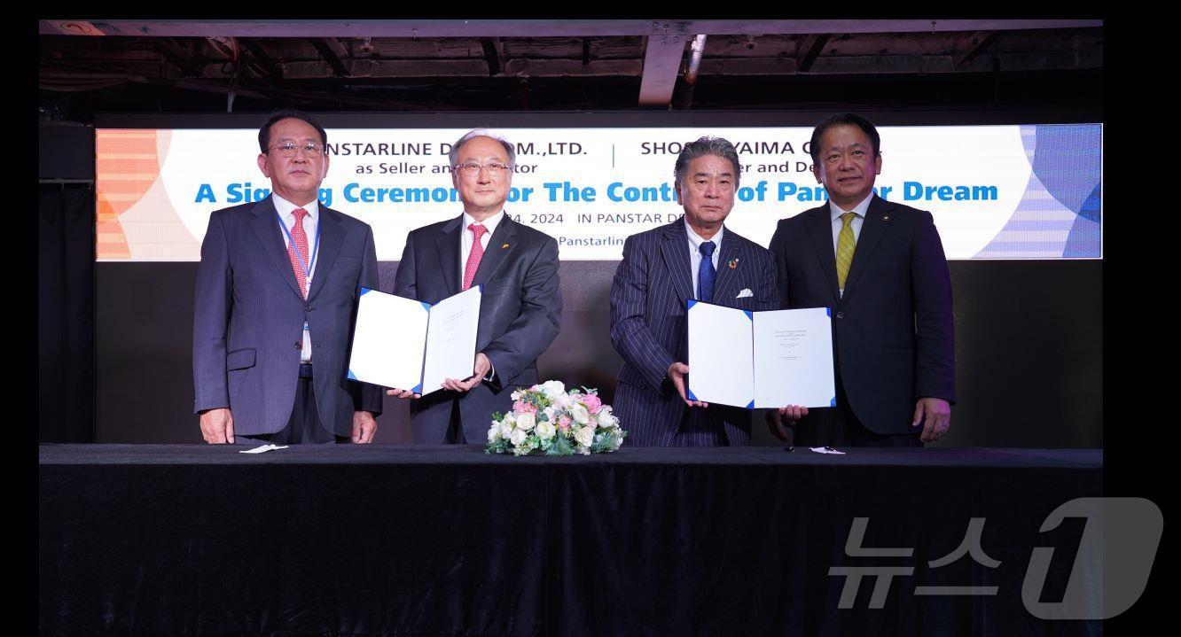 본문 이미지 - 24일 김현겸 팬스타그룹 회장(왼쪽부터) 김종태 팬스타라인닷컴 대표이사, 오하마 다츠야 쇼센야이마 사장, 나카야마 요시타카 이시가키시 시장이 팬스타드림호 매매계약서에 서명한 뒤 기념 촬영하고 있다(팬스타그룹 제공)