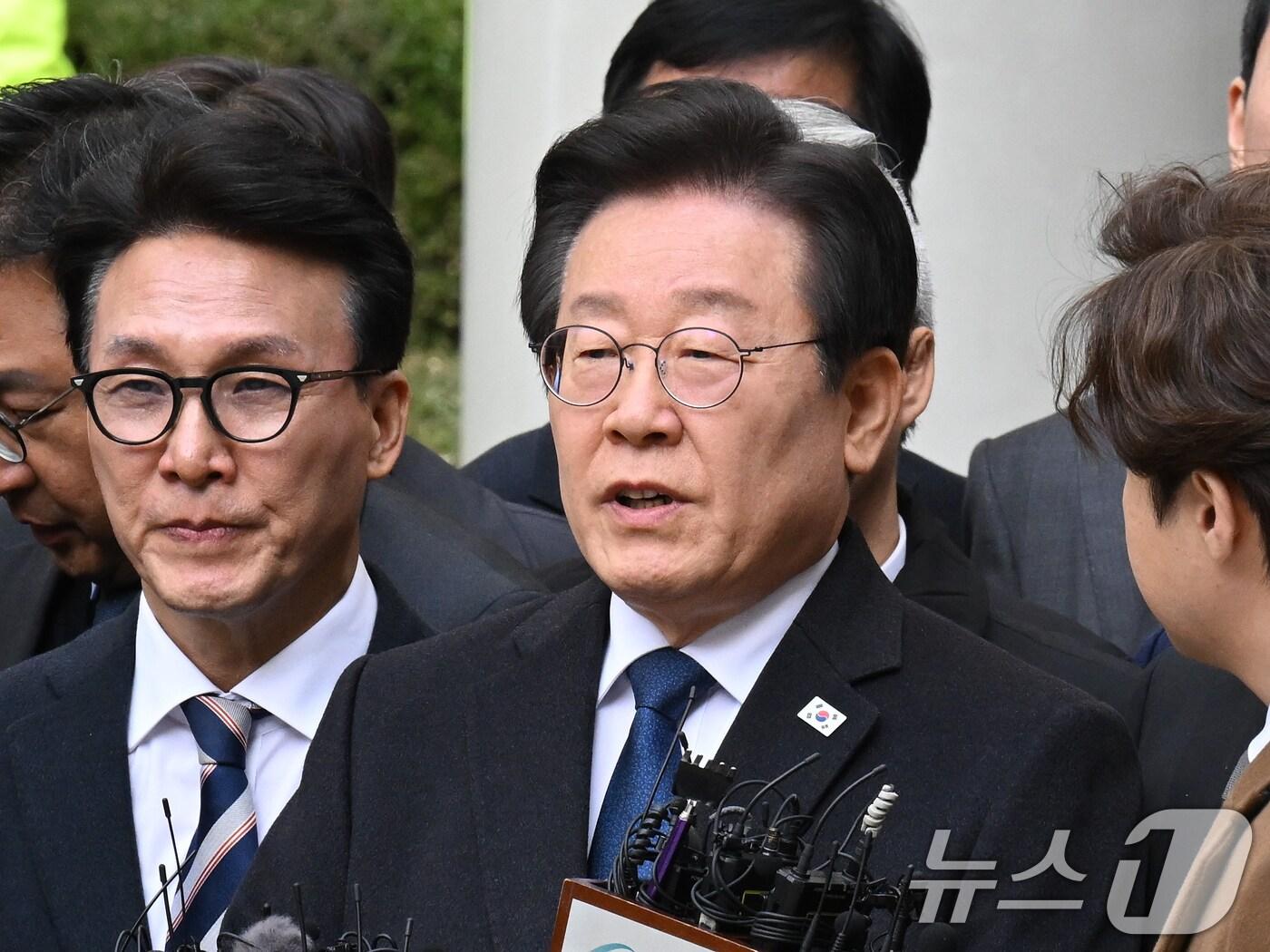 본문 이미지 - 이재명 더불어민주당 대표가 25일 서울 서초구 중앙지방법원에서 열린 위증교사 혐의 1심에서 무죄를 선고 받은 후 법원을 나서고 있다. 2024.11.25/뉴스1 ⓒ News1 사진공동취재단
