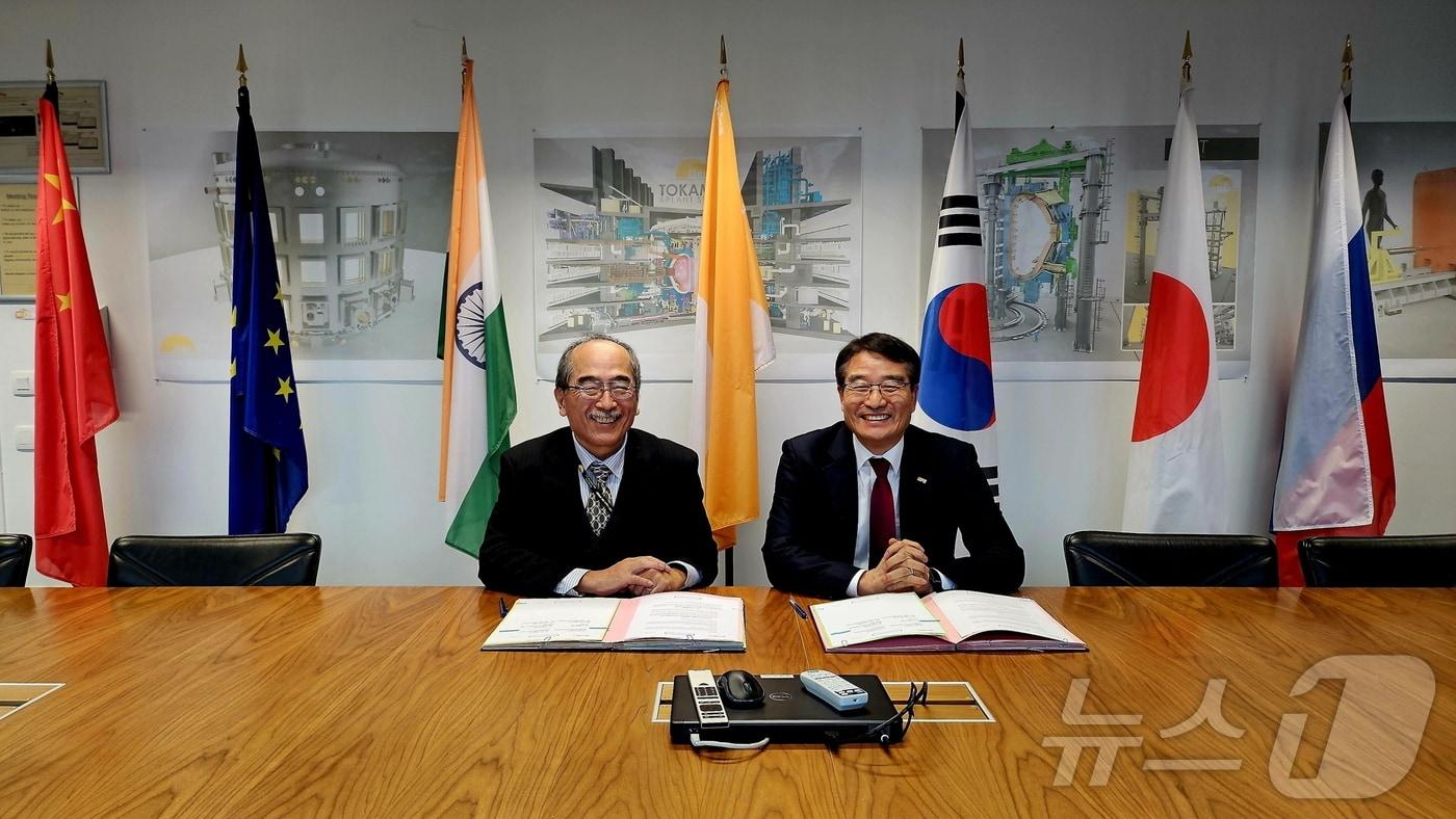 본문 이미지 - 오영국 한국핵융합에너지연구원장(오른쪽)과 ITER 국제기구 카마다 유타카 사무차장이 기념촬영을 하고 있다. (핵융합연 제공)/뉴스1