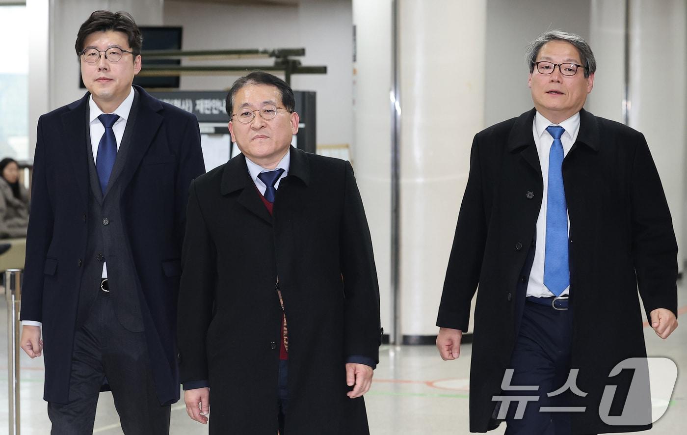 25일 오후 서울 서초구 서울고등법원에서 열린 '김학의 불법 출국금지' 2심 선고 공판에 출석한 조국혁신당 이규원 대변인(왼쪽), 차규근 의원(가운데), 이광철 전 청와대 민정비서관이 법원을 나서고 있다. 2024.11.25/뉴스1 ⓒ News1 김명섭 기자