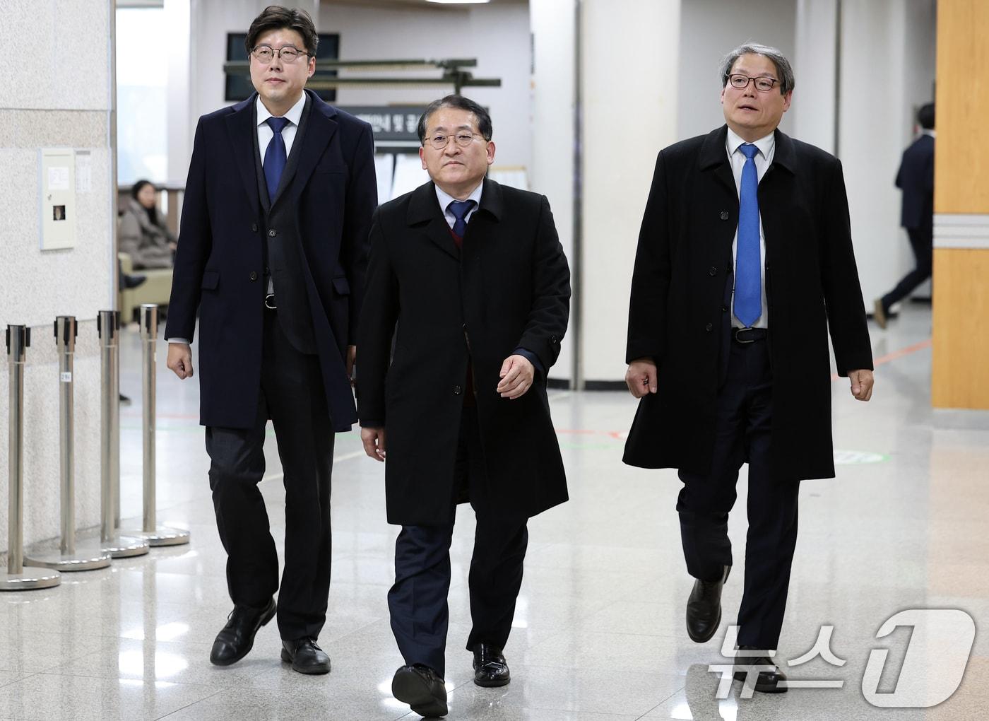본문 이미지 - 25일 오후 서울 서초구 서울고등법원에서 열린 &#39;김학의 불법 출국금지&#39; 2심 선고 공판에 출석한 조국혁신당 이규원 대변인&#40;왼쪽&#41;, 차규근 의원&#40;가운데&#41;, 이광철 전 청와대 민정비서관이 법원을 나서고 있다. 2024.11.25/뉴스1 ⓒ News1 김명섭 기자
