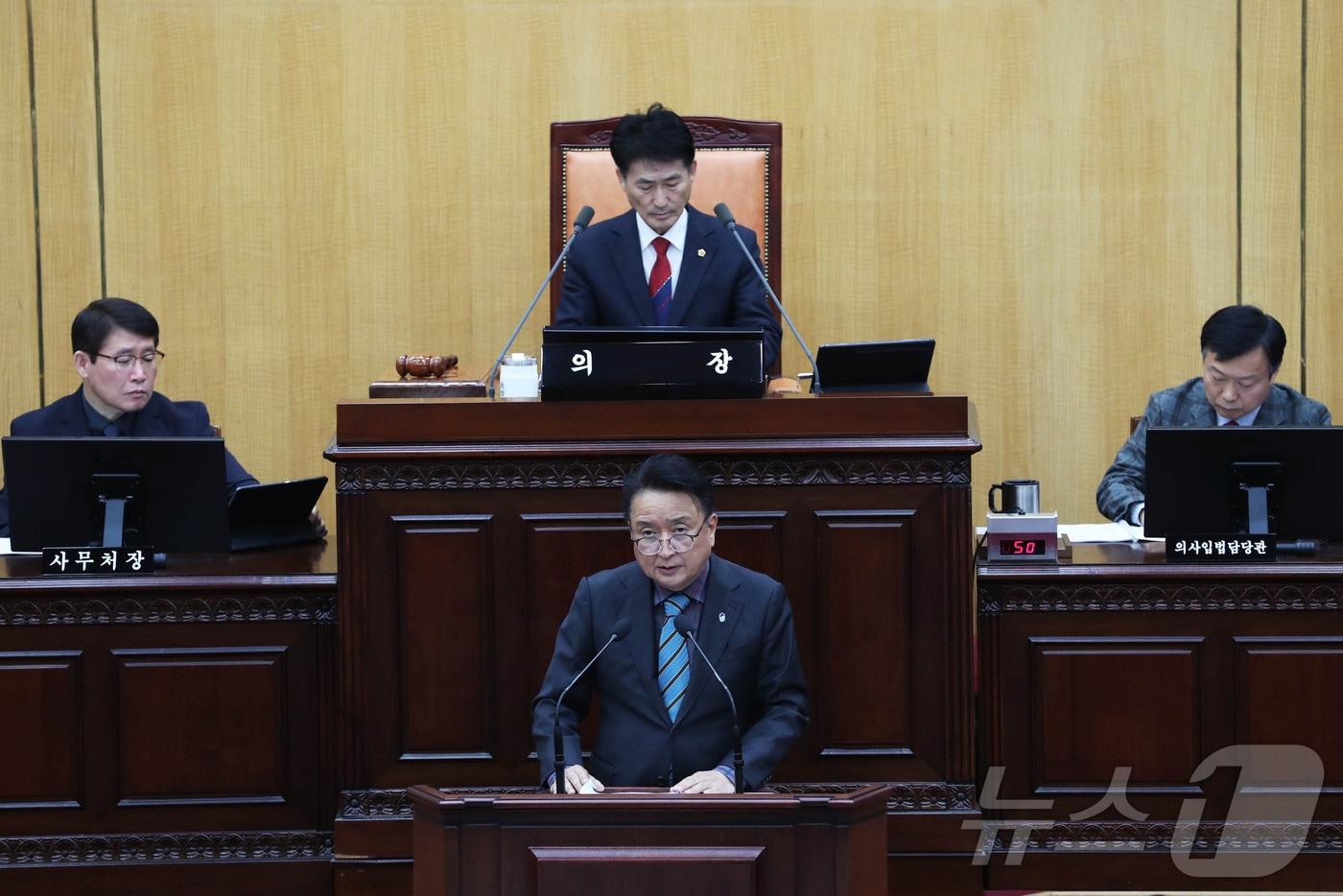 김영환 충북지사가 25일 충북도의회 422회 정례회 2차 본회의에서 시정연설을 하고 있다.(충북도 제공)