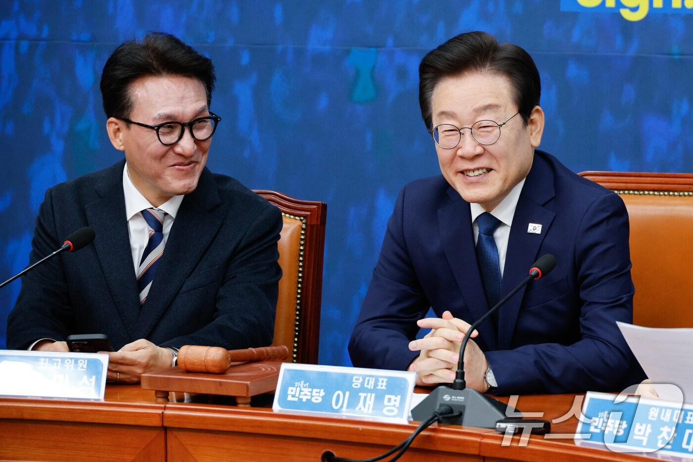 본문 이미지 - 이재명 더불어민주당 대표가 25일 오전 서울 여의도 국회에서 열린 최고위원회의에 참석해 미소짓고 있다. 왼쪽은 김민석 최고위원. 2024.11.25/뉴스1 ⓒ News1 안은나 기자