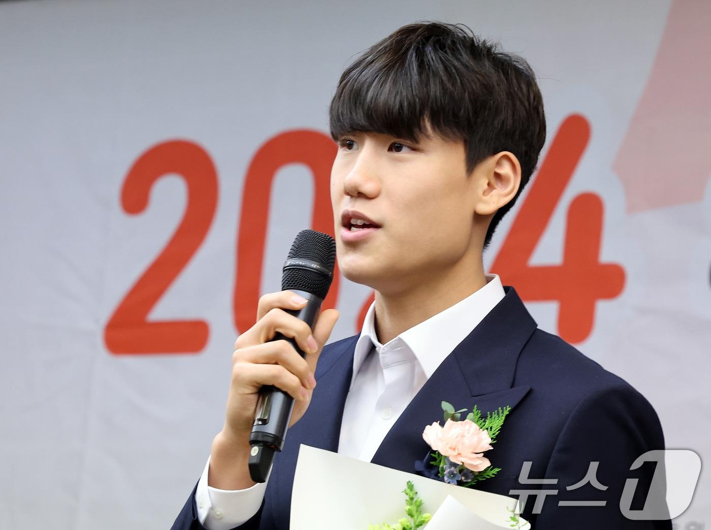 본문 이미지 - 농구 부문 대상을 수상한 홍대부고 박정웅이 25일 서울 중구 한국프레스센터에서 열린 2024 퓨처스 스타대상에서 소감을 전하고 있다. 2024.11.25/뉴스1 ⓒ News1 이동해 기자