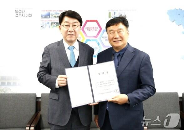 본문 이미지 - 허전 신임 전주정보문화산업진흥원장(사진 오른쪽)이 25일 우범기 시장으로부터 임명장을 받은 뒤 기념사진을 찍고 있다.(전주시 제공)/뉴스1