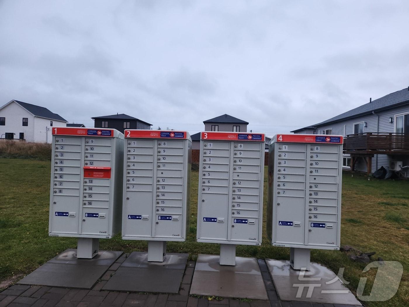 본문 이미지 - 캐나다의 우편함은 각 가정에 중요한 우편물을 전달하는 장소로, 주민들은 이를 통해 일상적인 소식부터 중요한 공식 문서까지 다양한 우편물을 받는다. 2024.11.24/ⓒ 뉴스1 김남희 통신원