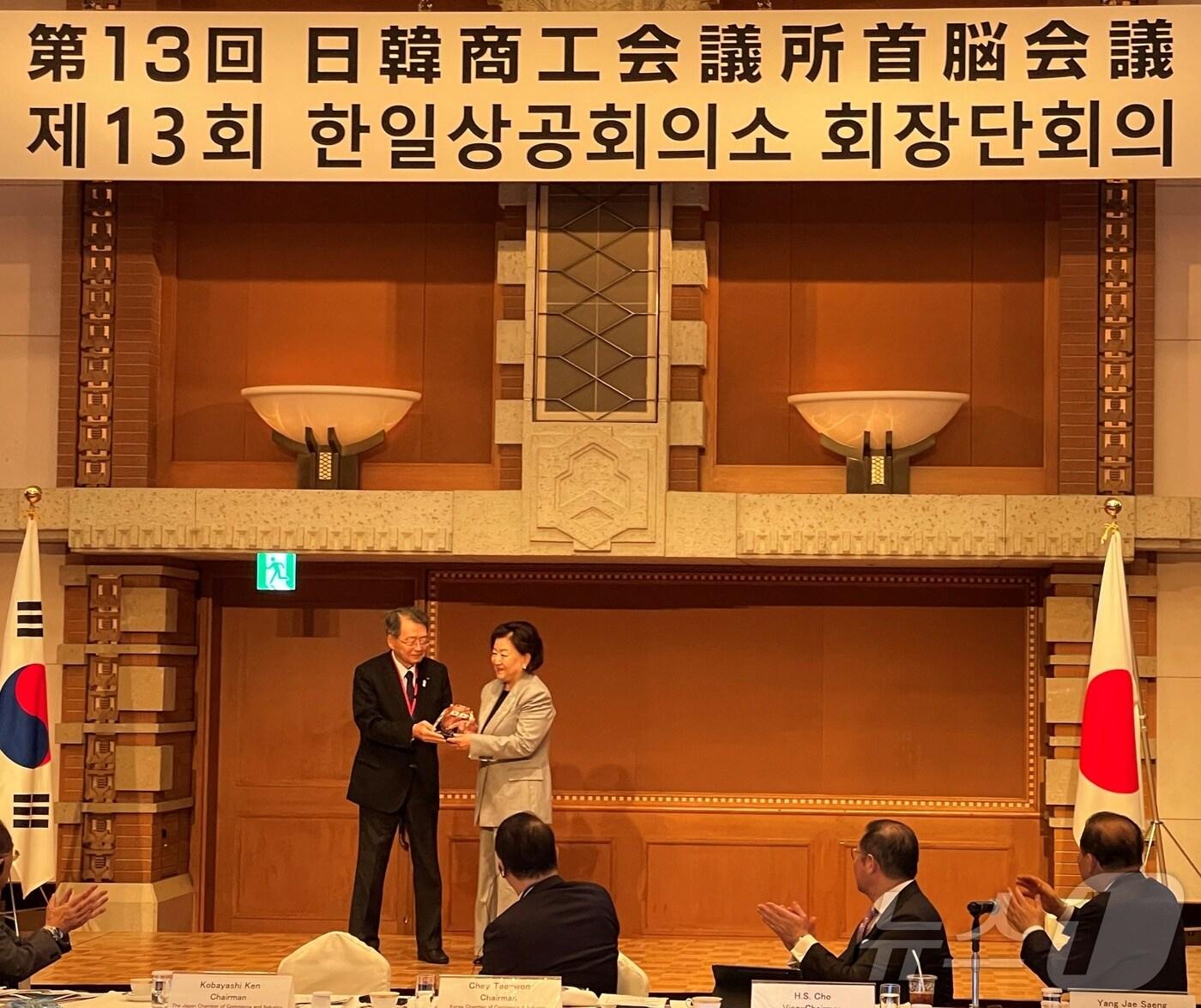본문 이미지 - 박윤경 대구상공회의소 회장(오른쪽)이 25일 제13회 한일상의 회장단회의에 참석해 고바야시캔 일본상의 회장에게 '한·일상의 협력 공로상'을 받고 있다.(대구상의 제공)