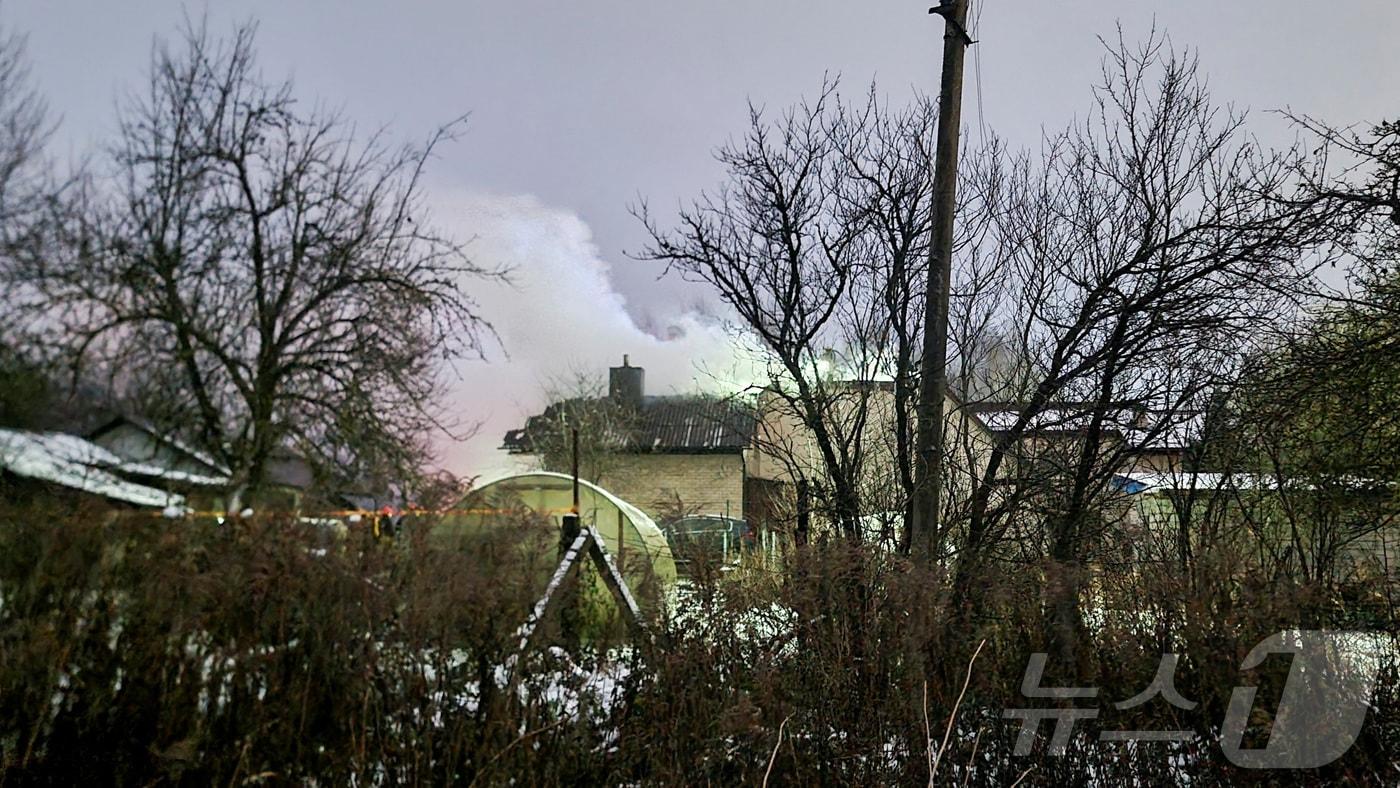 25일(현지시간) 리투아니아 빌뉴스에서 국제 물류 업체 DHL의 화물기가 추락해 연기가 피어나고 있다. 2024.11.25 ⓒ 로이터=뉴스1 ⓒ News1 정지윤 기자