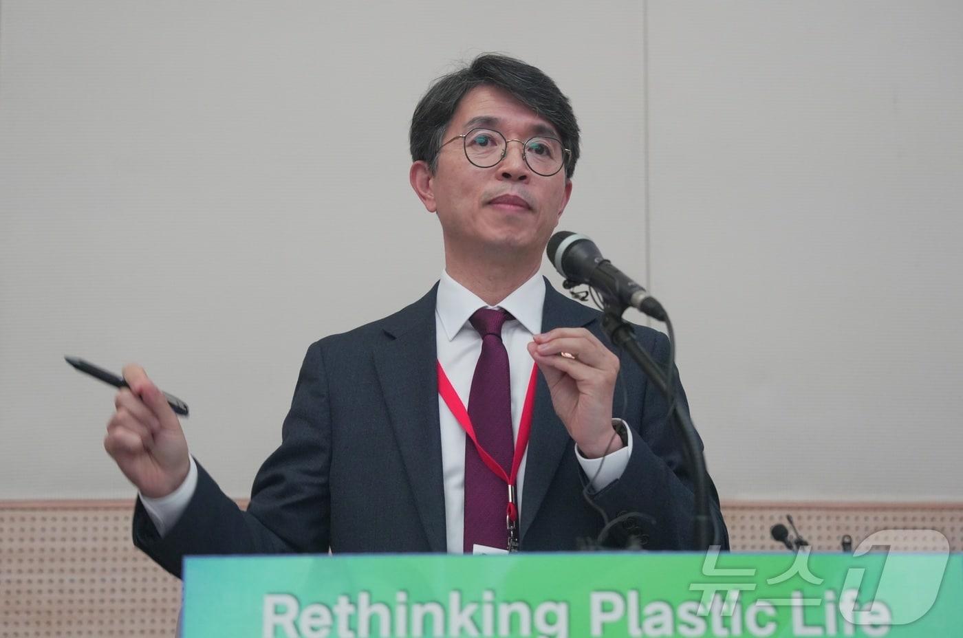 김완섭 환경부 장관이 플라스틱 협약 성안을 위한 제5차 정부 간 협상위원회&#40;INC-5&#41; 개회 뒤 기자간담회에서 발언하고 있다. 2024.11.25/뉴스1 ⓒ News1 황덕현 기후환경전문기자