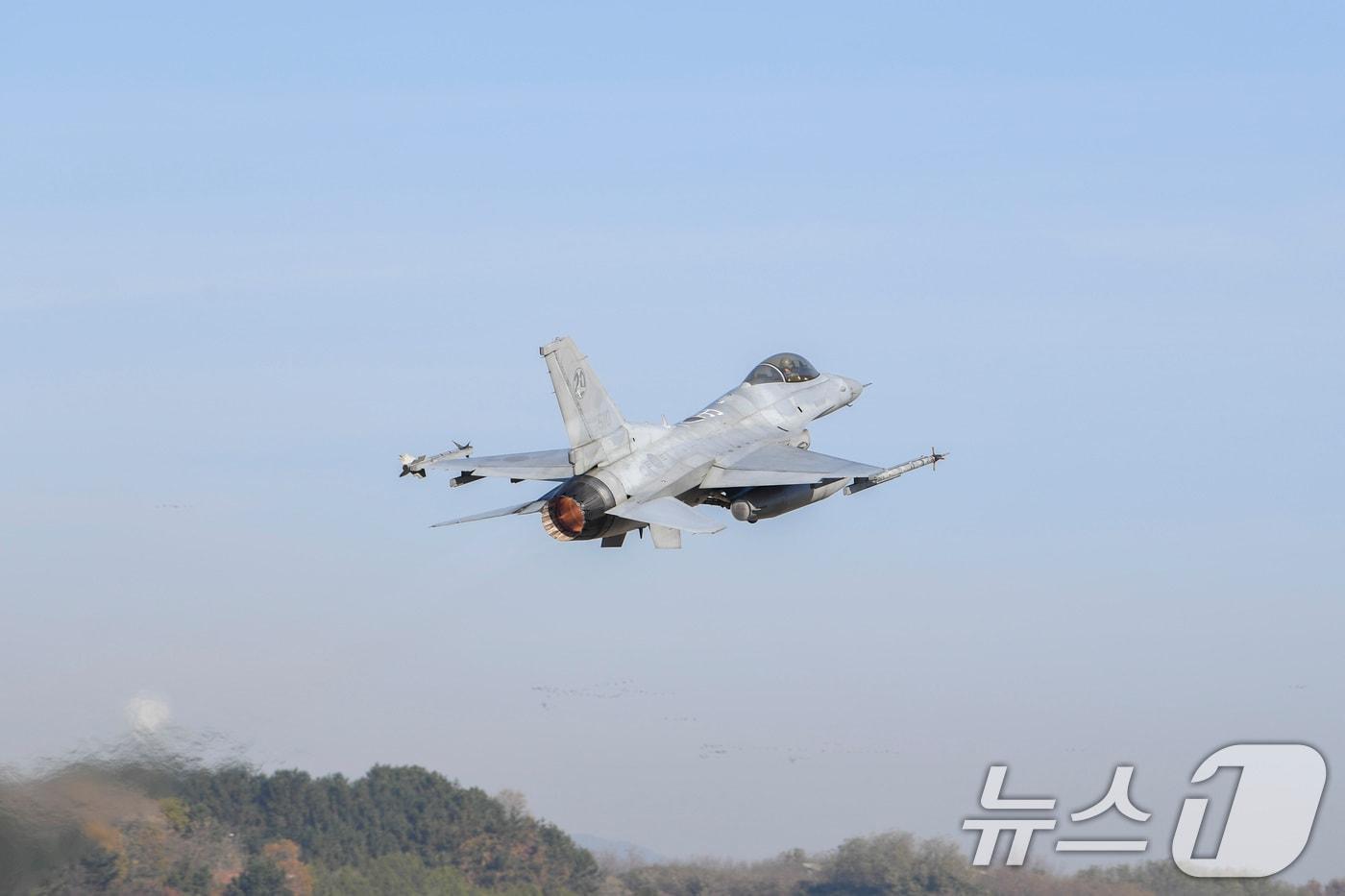 F-16이 훈련 참가를 위해 이륙하고 있다. (공군 제공) 