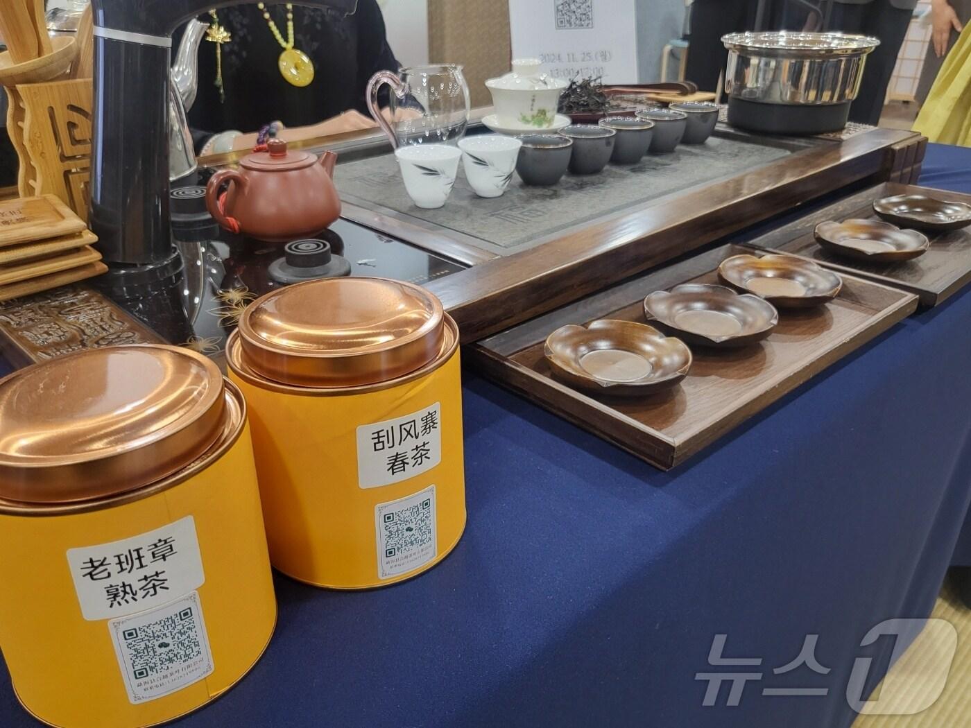 본문 이미지 - 25일 오후 대구 한국전통문화체험관에서 열린 차 교류회에서 중국 측이 보이차를 소개하고 있다. 2024.11.25/뉴스1 ⓒ News1 이성덕 기자