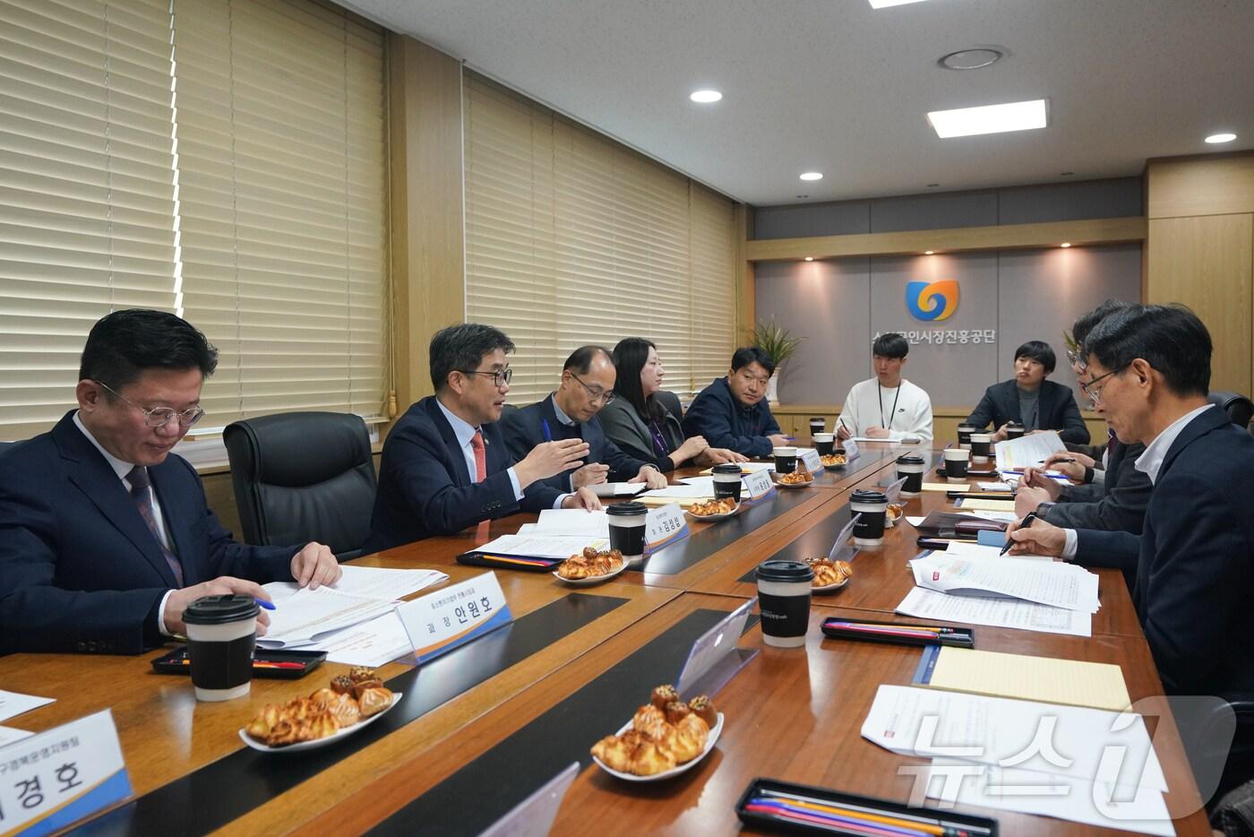 김성섭 중소벤처기업부 차관(왼쪽에서 두 번째)이 25일 대구 소상공인시장진흥공단 대구경북지역본부를 방문해 부정수급 담당자를 격려하고 애로사항을 청취하고 있다. (중소벤처기업부 제공)