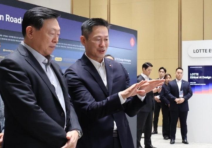 본문 이미지 - 신동빈 롯데 회장&#40;사진 왼쪽&#41;과 이돈태 롯데지주 디자인전략센터장이 롯데 디자인의 미래라는 주제로 마련된 전시 부스를 살펴보고 있다.&#40;롯데지주 제공&#41;