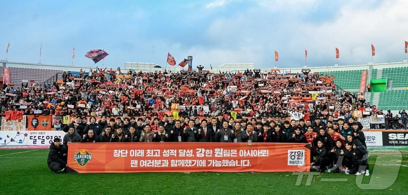 본문 이미지 - 강원FC가 2024시즌 K리그1에서 창단 첫 준우승을 확정 지은 뒤 구단주인 김진태 지사, 김병지 대표, 윤정환 감독, 선수단, 팬들이 기념촬영을 하고 있다.(강원FC 제공)