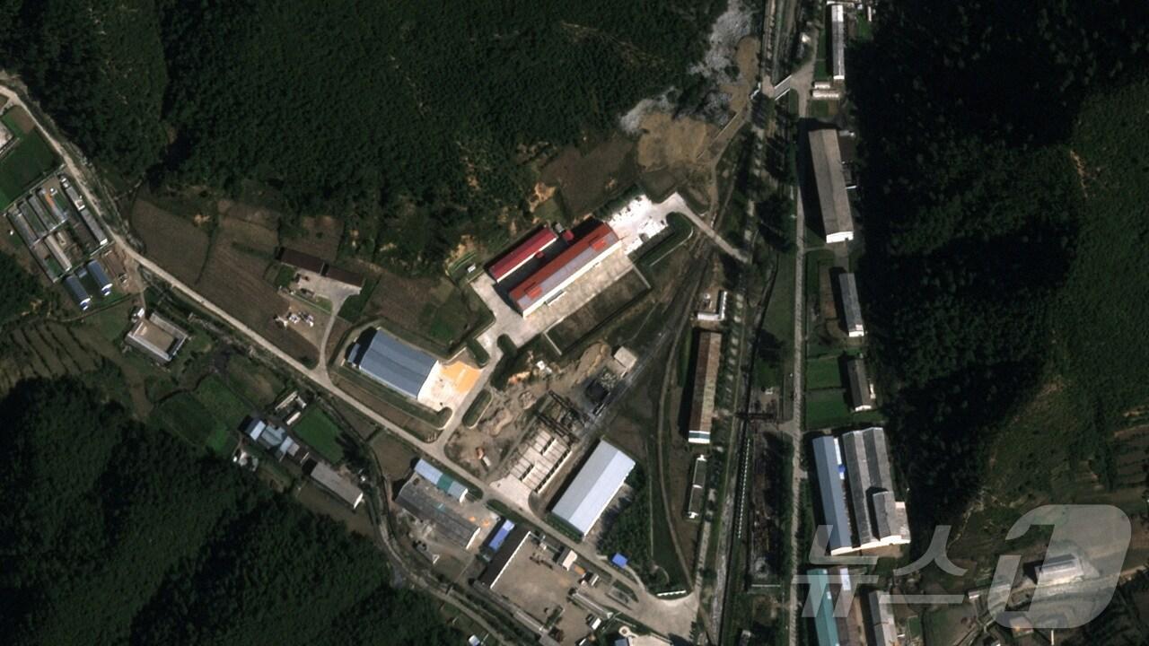 본문 이미지 - 민간 위성회사 플래닛랩스가 지난 20일 촬영한 북한 함흥의 '2월 11일 공장' 사진. 2024.11.25 ⓒ 로이터=뉴스1 ⓒ News1 강민경 기자