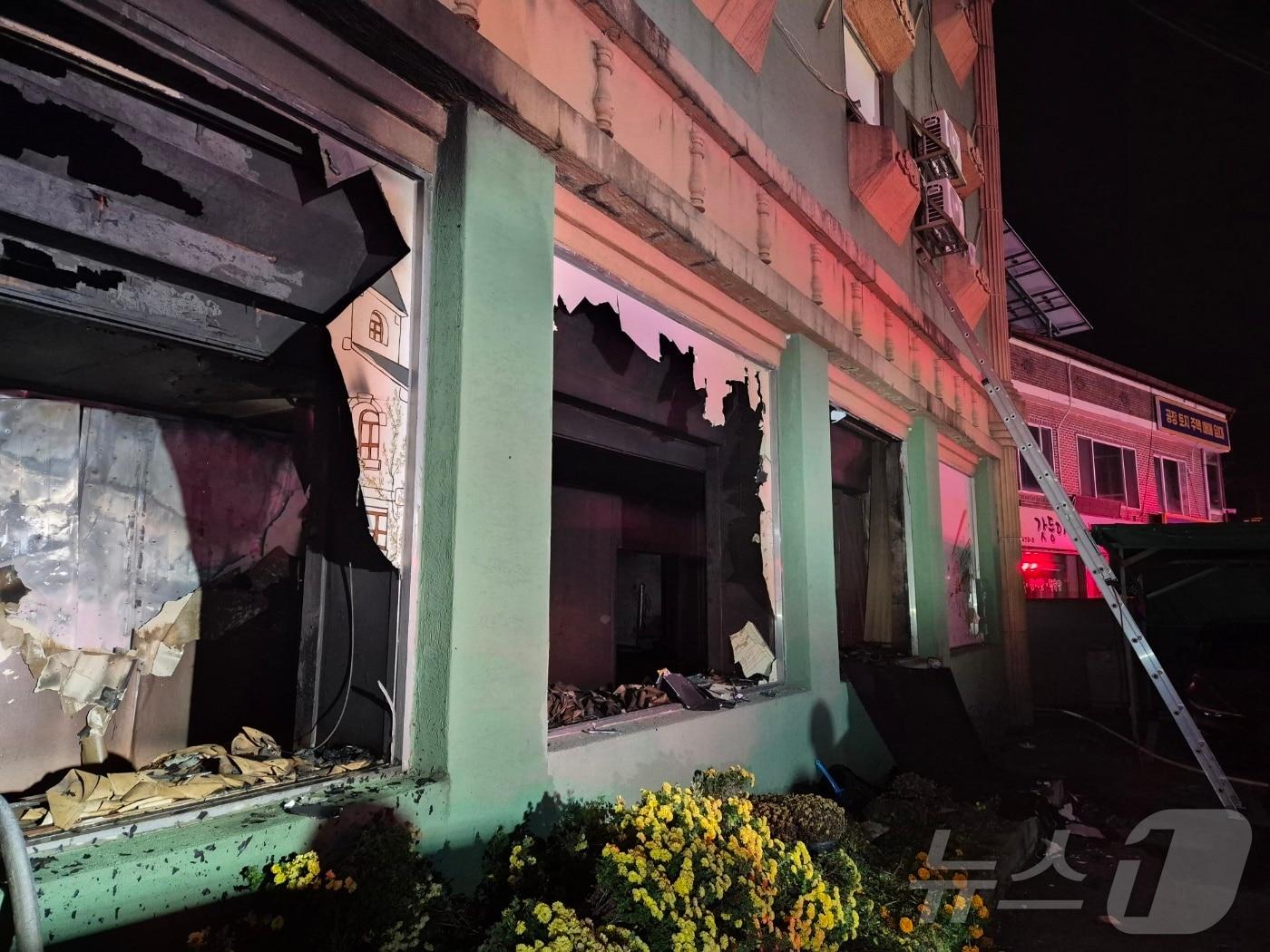 본문 이미지 - 화성 모텔 화재(화성소방서 제공)/뉴스1