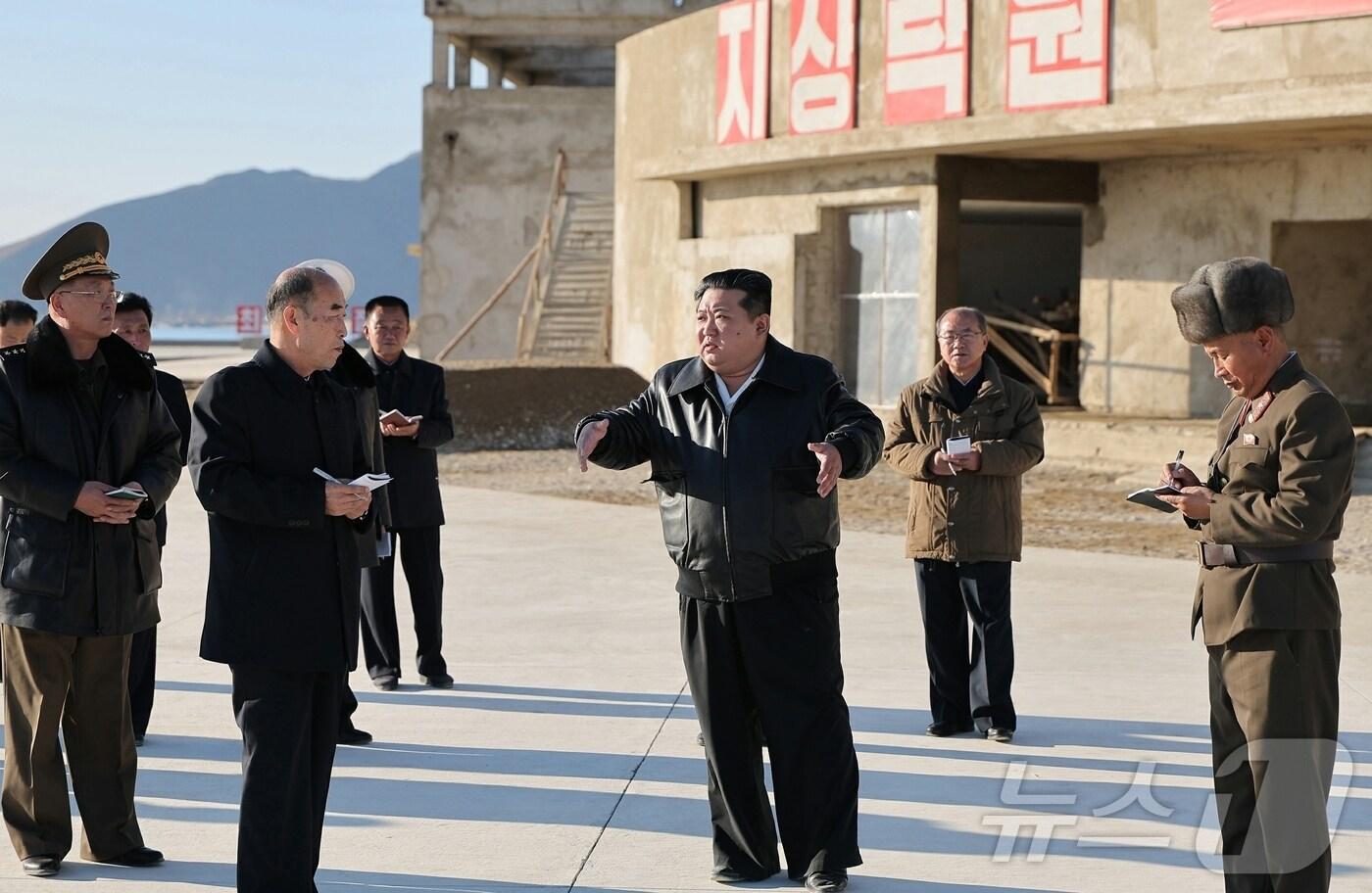 본문 이미지 - (평양 노동신문=뉴스1) = 북한 노동당 기관지 노동신문은 26일 김정은 당 총비서가 함경남도 신포시 풍어동지구에 위치한 바닷가 양식사업소 건설장을 현지지도했다고 보도했다. [국내에서만 사용가능. 재배포 금지. DB 금지. For Use Only in the Republic of Korea. Redistribution Prohibited] rodongphoto@news1.kr