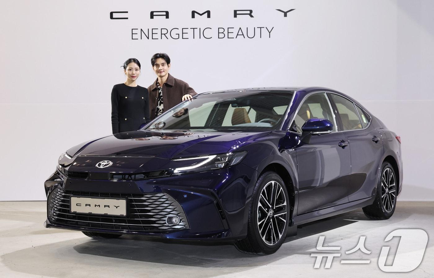 26일 오전 서울 성동구 레이어스튜디오41에서 모델들이 토요타의 '2025년형 캠리 하이브리드(HEV)'를 선보이고 있다. 2024.11.26/뉴스1 ⓒ News1 구윤성 기자