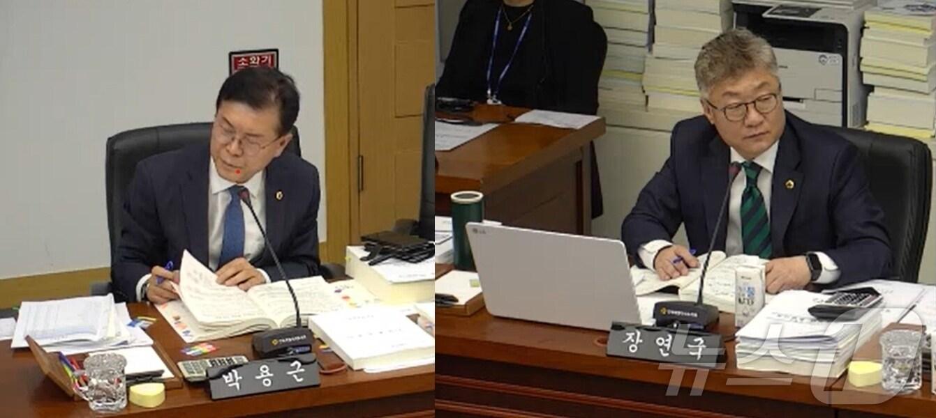 본문 이미지 - 전북자치도의회 문화안전소방위원회 소속인 박용근 의원(왼쪽)과 장연국 의원이 예산 심의를 하고 있다.2024.11.26/뉴스1
