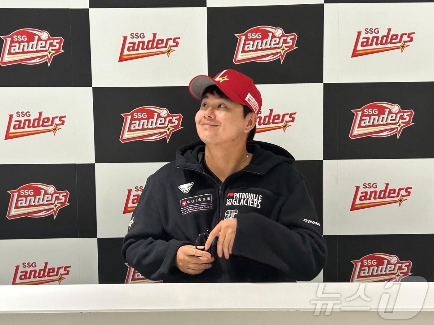 본문 이미지 - 25일 인천 SSG랜더스필드에서 취재진과 만나 인터뷰를 진행한 SSG 랜더스 투수 김민. 2024.11.25/뉴스1 ⓒ News1 문대현 기자