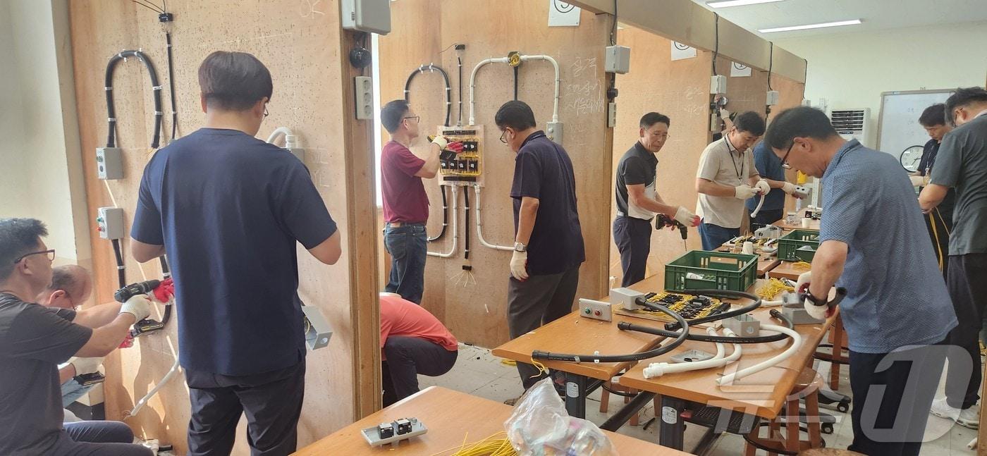 본문 이미지 - 한국폴리텍대학 청주캠퍼스 신중년특화과정 진행 모습.(청주폴리텍대 제공)/뉴스1