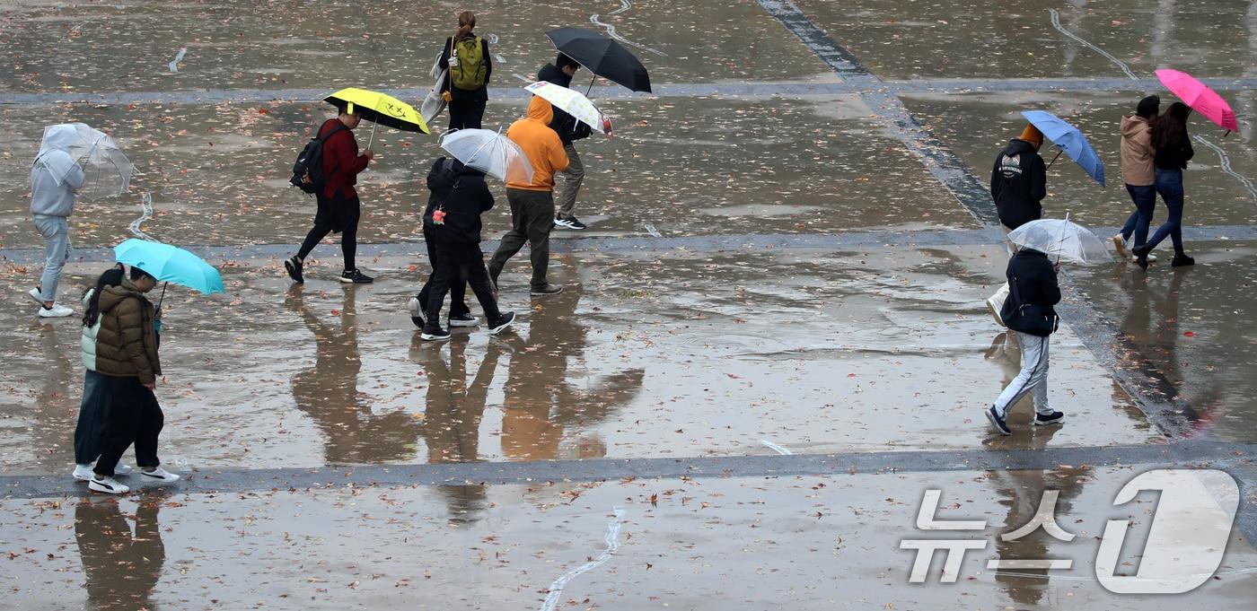 본문 이미지 - 부산 해운대구 벡스코 광장에서 우산을 쓴 시민들이 발걸음을 옮기고 있다. ⓒ News1 윤일지 기자