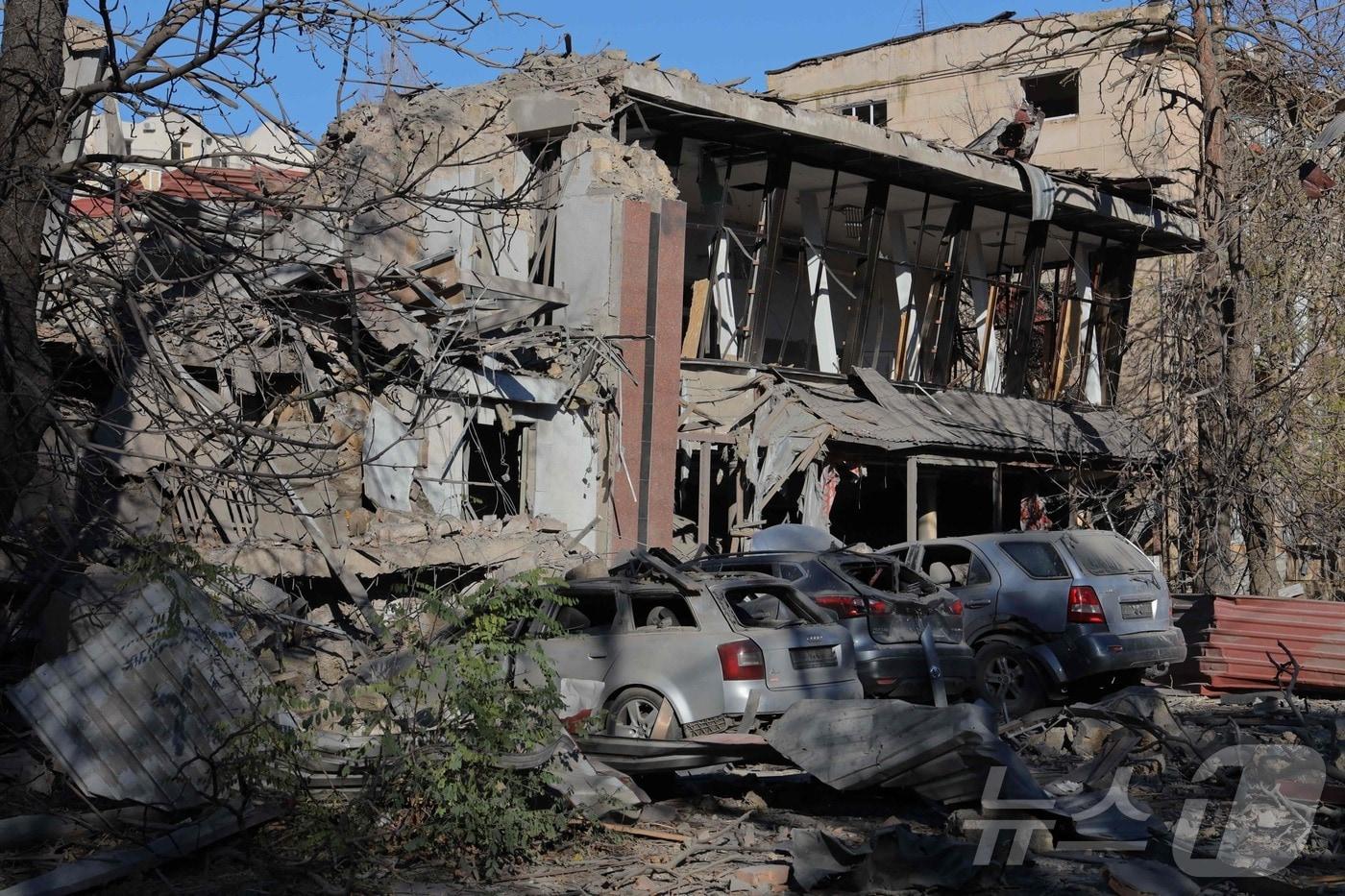 25일&#40;현지시간&#41; 우크라이나 오데사에서 러시아 군의 미사일 포격을 받아 파괴된 건물과 차량이 보인다. 2024.11.26 ⓒ AFP=뉴스1 ⓒ News1 우동명 기자